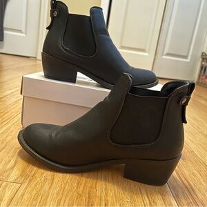 Soda black Chelsea boots 6.5